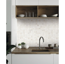 Lichte keuken met mozaïektegels als spatbescherming en houten werkblad