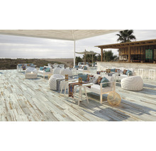 Terras met houten vloer, meubels en uitzicht op zee voor ontspannen uurtjes buiten