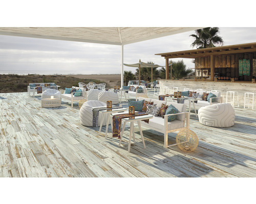 Terras met houten vloer, meubels en uitzicht op zee voor ontspannen uurtjes buiten