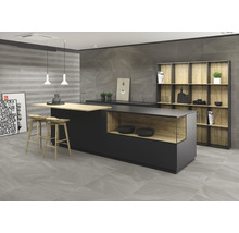 Moderne keuken met kookeiland, barkrukken, rek en wandtegels