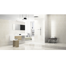 Lichte badkamer met wastafel, douche en zitgelegenheid