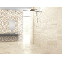 Badkamer met douche, wastafel en tegels