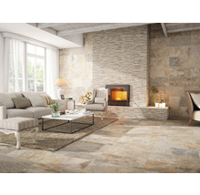 Woonkamer met open haard, tegelvloer, bank en fauteuil
