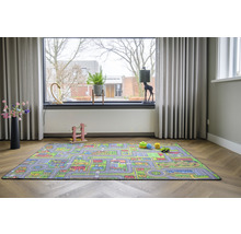 Kinderkamer met speelkleed, speelgoed en groot raam