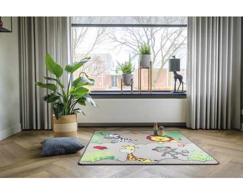 Speelkamer met raam, gordijnen, kamerplanten, speelkleed met dierenmotieven en kussen