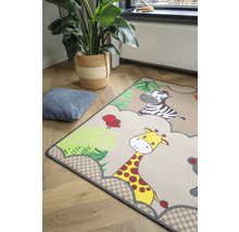 Kinderkamer met vloerkleed met zebra-, giraffe- en vogelmotief