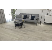 Lichte woonkamer met bank, tafel en houten vloer