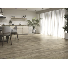 Lichte kamer met houten vloer, eettafel en kitchenette