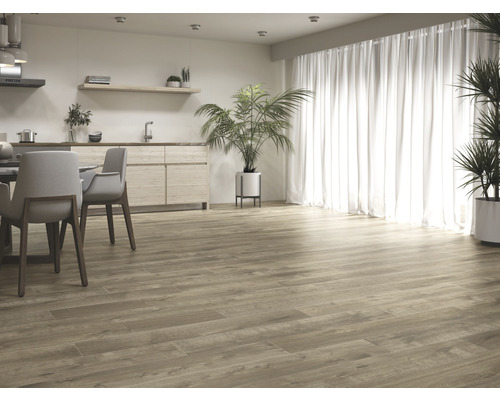 Lichte kamer met houten vloer, eettafel en kitchenette