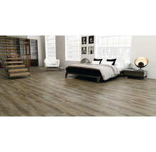 Lichte, ruime slaapkamer met houten vloer, bed, trap en stoel
