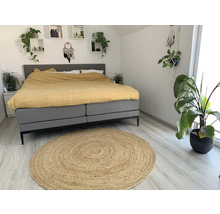 Slaapkamer met bed, tapijt en planten