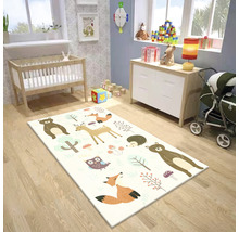Kinderkamer met speelkleed, babybed, commode en kinderwagen
