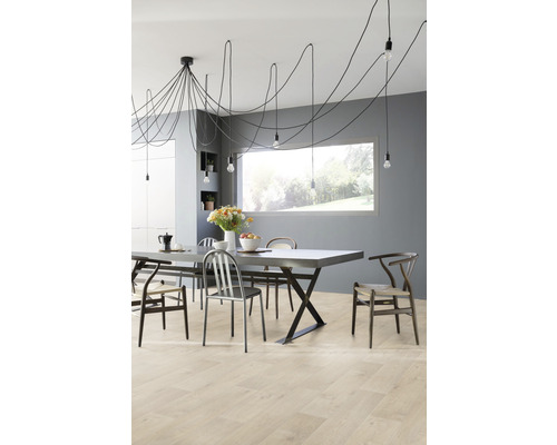 Eetkamer met eettafel, stoelen en hanglamp met meerdere pendels