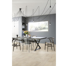 Eetkamer met eettafel, stoelen en hanglampen aan het plafond