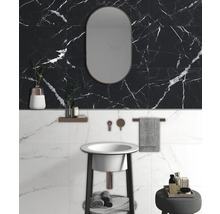 Moderne badkamer met wastafel, spiegel en marmeren tegels