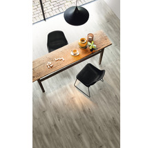 Interieur met eettafel, stoelen en vloerbedekking