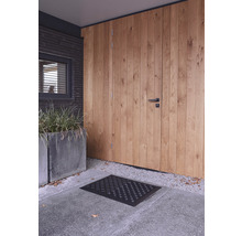 Entree met houten deur, deurmat en plantenbakken