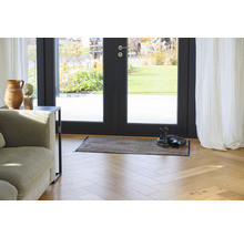 Deurmat voor een terrasdeur in een lichte woonkamer.