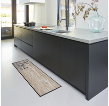 Keukenscène met kookeiland en keukentapijt in houten design
