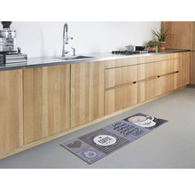 Keuken met houten kasten en tapijt met koffiemotief