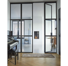 Lichte woonkamer met glazen deuren met frame, piano en open haard