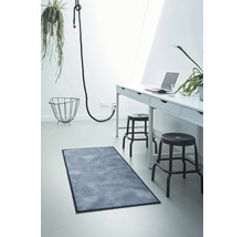 Lichte kamer met bureau, stoelen, lamp en rechthoekig vloerkleed