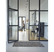 Interieur met glazen deuren, piano en tapijt met dierenprint