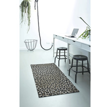 Kameroverzicht met tapijt met dierenprint, bureau en decoratie