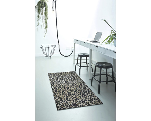 Kameroverzicht met tapijt met dierenprint, bureau en decoratie
