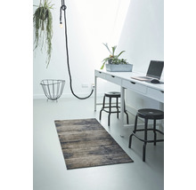 Voorbeeld van inrichting met vloerkleed, bureau en decoratie in een lichte ruimte.
