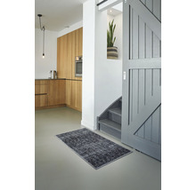 Interieur met vloerkleed, trap en houten keuken