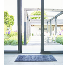 Entree mat voor een terrasdeur met uitzicht op een terras met pergola