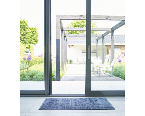 Entree mat voor een terrasdeur met uitzicht op een terras met pergola
