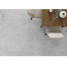 Lichte ruimte met tegels in steenlook, tafel en stoelen.