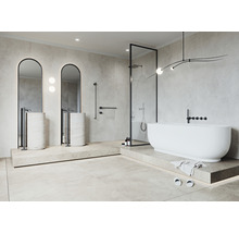 Moderne badkamer met vrijstaand bad, wastafels en douche achter glas
