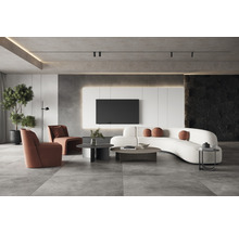 Lichte woonkamer met bank, fauteuils en salontafels