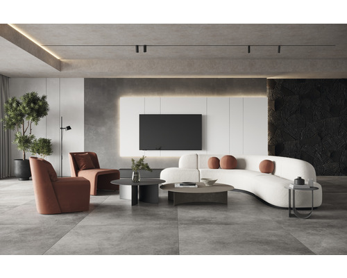 Lichte woonkamer met bank, fauteuils en salontafels