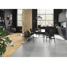 Lichte woonkamer met eettafel, zitbank en stenen muur