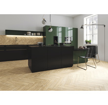Moderne keuken met kookeiland, spoelbak en zitgelegenheid.