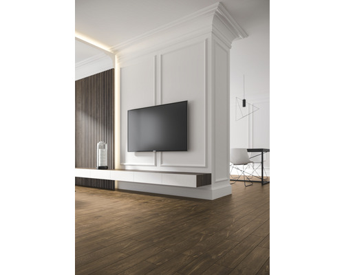 Moderne woonkamer met televisie, lambrisering en houten vloer