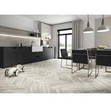 Moderne keuken met eettafel, stoelen en lichte houten vloer in visgraatmotief