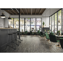 Interieur van een restaurant met bar, stoelen, tafels en grote ramen