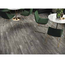 Scene met houtlook tegels, tafels en stoelen