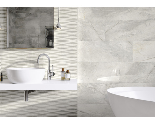 Moderne badkamer met grijze tegels in marmerlook en wastafel