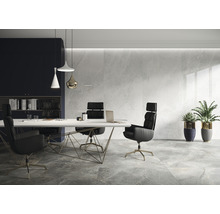 Moderne kantoorruimte met marmerlook tegelvloer, bureau en bureaustoelen