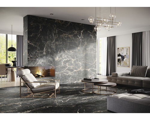 Woonkamer met vloer- en wandtegels in marmerlook, fauteuil, salontafel en bank