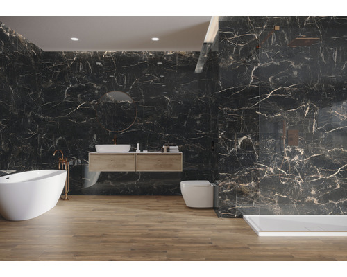 Moderne badkamer met vrijstaand bad, wastafel en marmeren tegels