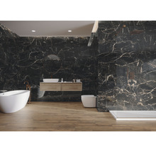 Moderne badkamer met bad, wastafel, toilet, douche en tegels in marmerlook