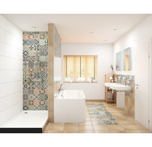 Badkamer met douche, bad, wastafel en tegels met patroon
