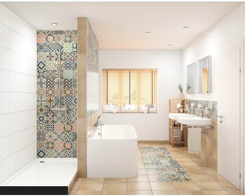 Badkamer met douche, bad, wastafel en tegels met patroon